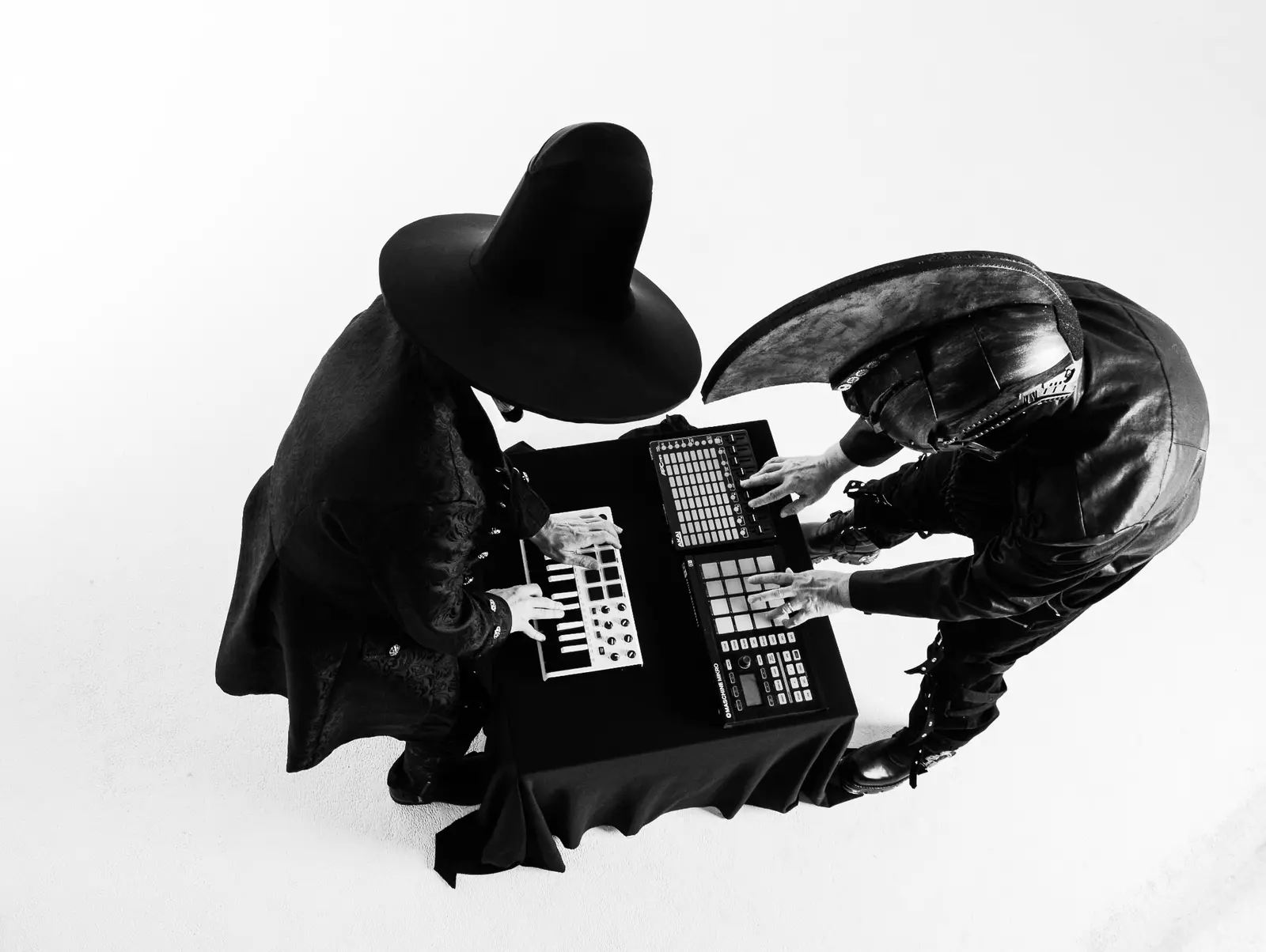 Allegro e Marziale suonano strumenti elettronici, ripresi dall’alto